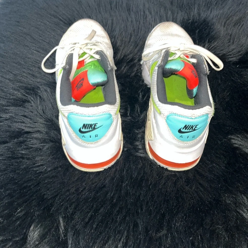 Nike Shoe with Neon Green Insole and Black Lining Women’s 8.5